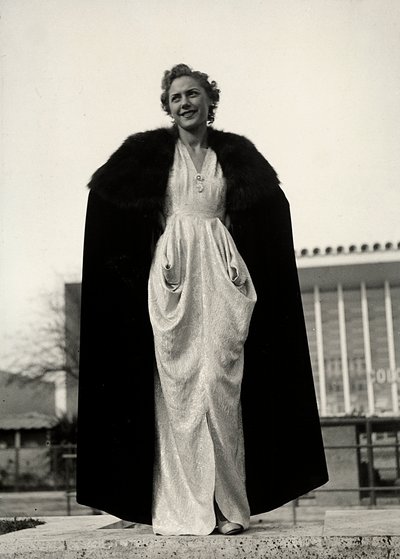 Modelka w sukni wieczorowej, kreacja domu mody "Graldi". Uzupełnieniem artykułu jest peleryna obszyta futrem. (zdjęcie czarno-białe) autorstwa Luis Bogino