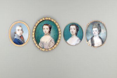 Pani Arabella Walker-Heneage, z domu Cope (zm. ok. 1818), w kremowej sukience z koronkową lamówką i opończą obszytą futrem, perły splecione w jej zaczesanych do góry i kręconych włosach, na tle nieba i chmur autorstwa Luke Sullivan