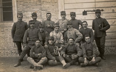 Album "Armia GM R. (I wojna światowa)": żołnierze 36. pułku piechoty z dwoma trębaczami (zdjęcie czarno-białe) autorstwa Lusvardi Lusvardi
