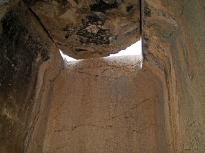 Wewnątrz grobowca filarowego, Ksantos, Turcja autorstwa Lycian
