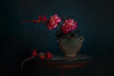 Ciemna martwa natura kwiatowa autorstwa Lydia Jacobs
