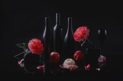 Elegancka ciemna martwa natura autorstwa Lydia Jacobs