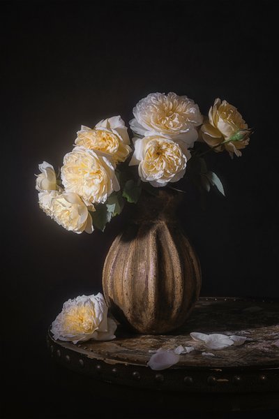 Elegancka martwa natura z różami autorstwa Lydia Jacobs