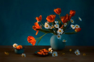 Nastrojowa martwa natura z tulipanami i stokrotkami autorstwa Lydia Jacobs