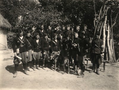 Album "MVSN- Blackshirts": ugrupowanie milicyjne ze sztyletem model 20 lat (zdjęcie czarno-białe) autorstwa M. Borchi