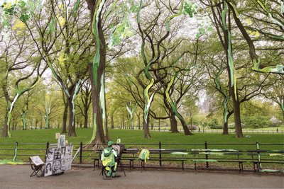 Central Park, 2019 (farba akrylowa na archiwalnym druku pigmentowym) autorstwa Madeleine Gross