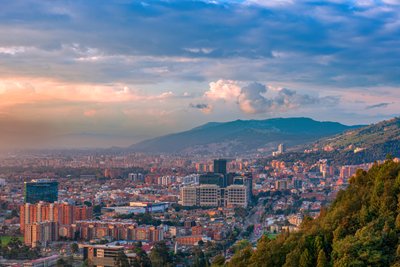 Bogota, Kolumbia - panoramiczny widok pod dużym kątem na północną część stolicy, widziany z La Calera w Andach. autorstwa Mano Chandra Dhas