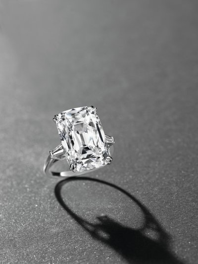 Elegancki pierścionek (platyna i diament) autorstwa Manuel Cusí