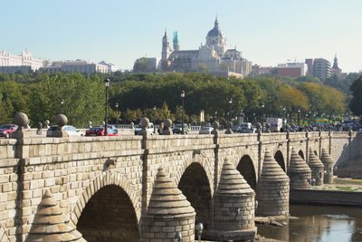 Puente de Segovia, pierwotnie zbudowany przez Juana de Herrera (1530-97) i przebudowany w 1682 autorstwa Manuel and Jose del Olmo