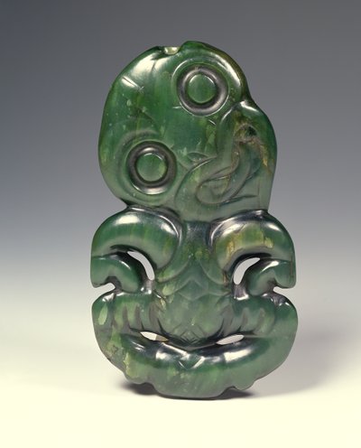 Wisiorek w postaci boga Hei-Tiki, koniec XVIII wieku (nefryt) autorstwa Maori