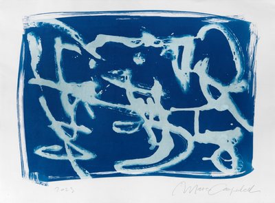 Asemic Writing, 2023 (cyjanotypia na papierze) autorstwa Marco Campedelli