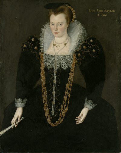 Portret Lucy, lady Reynell z Forda, długości 3/4, w ciemnej sukni z białym koronkowym kołnierzykiem i złotymi i perłowymi naszyjnikami, trzymająca w prawej ręce wachlarz z identyfikującym napisem autorstwa Marcus the Younger Gheeraerts