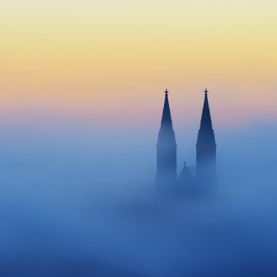 Zamglone wieże kościelne autorstwa Marek Kijevský