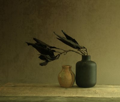 Minimalistyczna martwa natura z liśćmi autorstwa Margaret Halaby