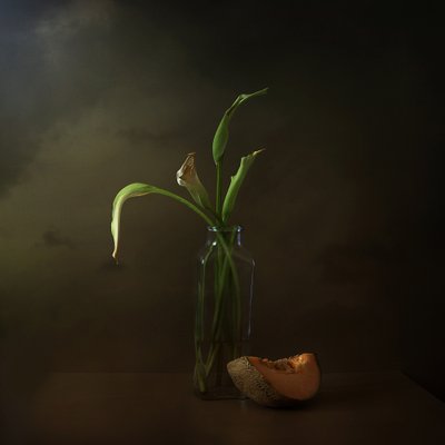 Zwiędłe lilie i melon autorstwa Margaret Halaby