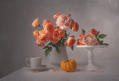 Martwa natura z jesienną różą autorstwa Margareth Perfoncio