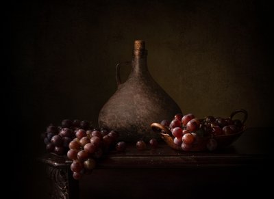 Martwa natura z ciemnymi winogronami autorstwa Margareth Perfoncio