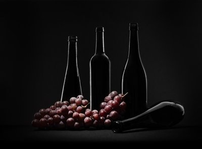 Martwa natura z ciemnym winem autorstwa Margareth Perfoncio