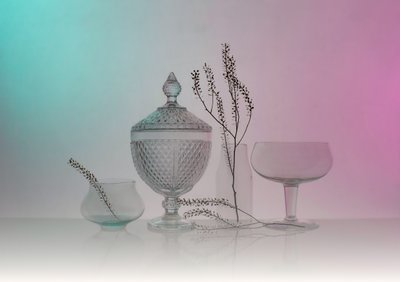 Elegancka kompozycja z naczyniami szklanymi autorstwa Margareth Perfoncio