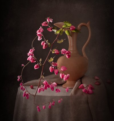 Elegancka różowa martwa natura autorstwa Margareth Perfoncio