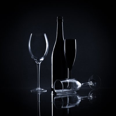 Elegancka martwa natura z winem autorstwa Margareth Perfoncio