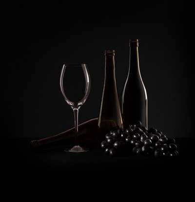 Elegancka martwa natura z winem autorstwa Margareth Perfoncio