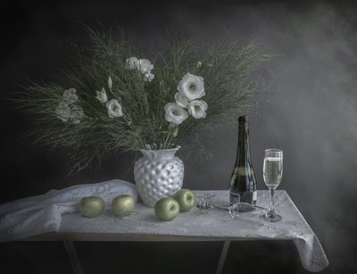 Kwiaty i szampan autorstwa Margareth Perfoncio