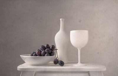 Minimalistyczne winogrona i wino autorstwa Margareth Perfoncio