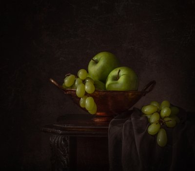 Miska na owoce w kolorze Moody Green autorstwa Margareth Perfoncio