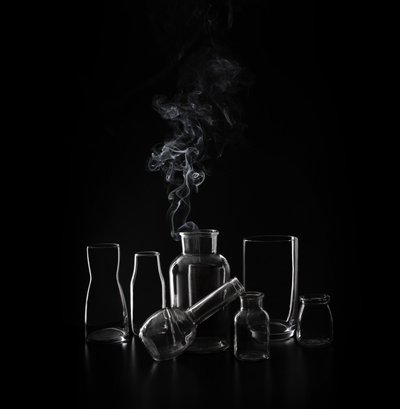 Naczynia ze szkła „Rising Smoke” autorstwa Margareth Perfoncio