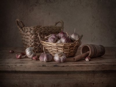 Rustykalna martwa natura z czosnkiem autorstwa Margareth Perfoncio