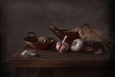 Rustykalna martwa natura z czosnkiem autorstwa Margareth Perfoncio