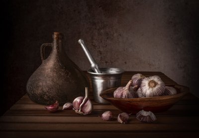 Rustykalna martwa natura z czosnkiem autorstwa Margareth Perfoncio