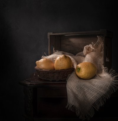 Rustykalna martwa natura z cytryną autorstwa Margareth Perfoncio
