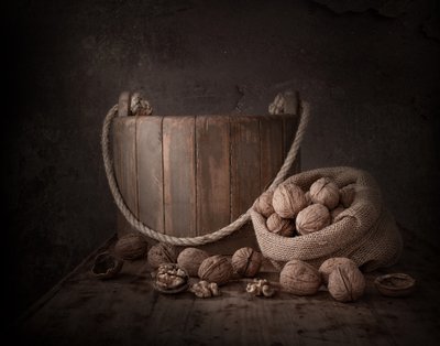 Rustykalna martwa natura z orzechami włoskimi autorstwa Margareth Perfoncio
