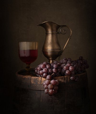 Rustykalna martwa natura z winem autorstwa Margareth Perfoncio