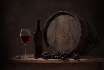 Rustykalna martwa natura z winem autorstwa Margareth Perfoncio