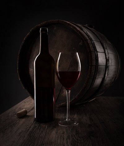 Wino w rustykalnym stylu i beczka autorstwa Margareth Perfoncio