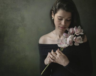 Spokojna kobieta z orchideami autorstwa Margareth Perfoncio