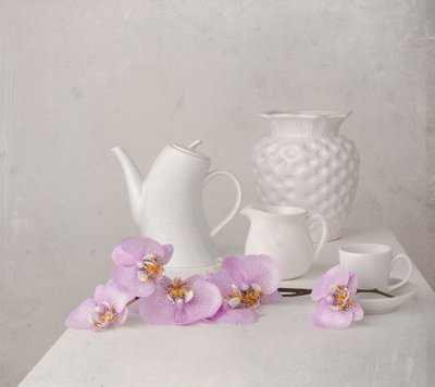 Martwa natura z białą orchideą autorstwa Margareth Perfoncio