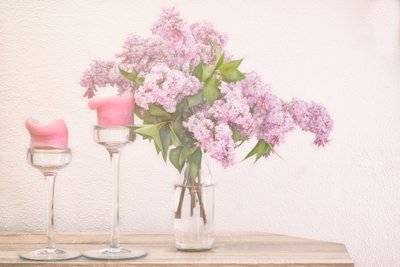 Świece w kolorze liliowym i różowym autorstwa Marie-anne Stas