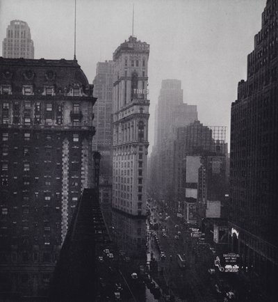 Manhattan: Deszcz nad Times Square (zdjęcie czarno-białe) autorstwa Mario Bucovich