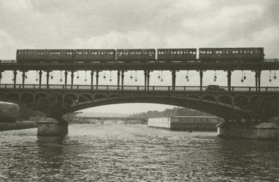 Paryż: Pont de Passy (zdjęcie czarno-białe) autorstwa Mario Bucovich