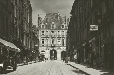 Paryż: Rue de Birague (zdjęcie czarno-białe) autorstwa Mario Bucovich