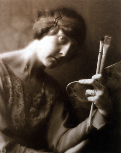 Półpłytki portret malarki Elisabeth Chaplin. W lewej ręce trzyma dwa pędzle i paletę. autorstwa Mario Nunes Vais