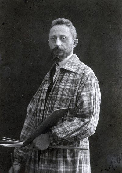 Portret malarza Guido Spadoliniego w ujęciu trzy czwarte długości. Malarz ubrany jest w długą pelerynę, w lewej ręce trzyma pędzle i paletę, 26111901 autorstwa Mario Nunes Vais