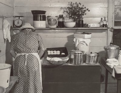 Jeden z członków rodziny Wilkinsów przygotowuje ciasteczka na kolację w dniu cornshuckingu w domu pani Fred Wilkins w pobliżu Tallyho w hrabstwie Granville. Karolina Północna autorstwa Marion Post Wolcott