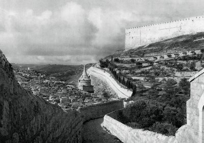 Żydowskie miejsca pochówku w pobliżu Muru Jerozolimskiego, 1937 autorstwa Martin Hurlimann