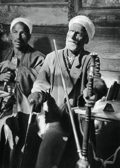 Palenie nargila, Kair, 1937 autorstwa Martin Hurlimann