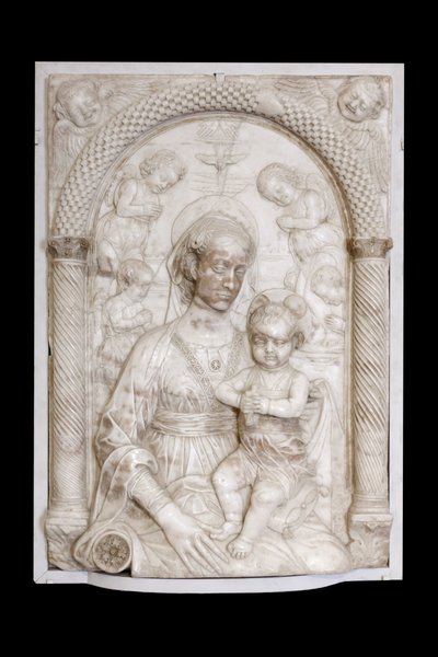 Madonna z dzieciątkiem i aniołami, ok. 1460 (marmur) autorstwa Master of the Marble Madonnas